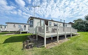 Superb Caravan With Decking Close To Hunstanton Beach In Norfolk Ref 23060S
